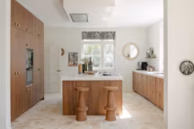 Grande cuisine en bois avec îlot central. Réalisation Bateaumagne, Audrey Magne et Julien Bâteau