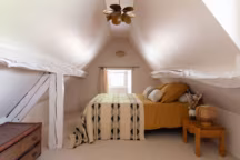 Chambre sous les toits, peinture rose clair. Réalisation Boclaud Architecture