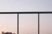 Le salon du bar, où l'on peut se détendre et contempler la mer, déguster un thé de Bretagne, un kombucha ou un kéfir maison.