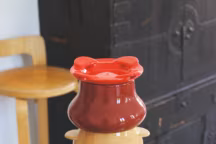 Signée Pierre Audouard, la "Colonne Gyptis» revisite les ustensiles traditionnels de la cuisine marseillaise (daubière, mortier) en un empilement joyeux et hétéroclite.