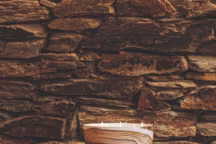 La bougie Siloli de la nouvelle collection Sand, en verre soufflé à la bouche, aux tons sable et notes boisées.