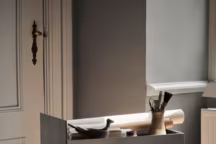 L'aluminium en vedette : 20 pièces qui brillent dans la tendance métallique