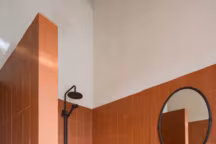 La salle de bains s'habille de terracotta et de blanc avec style