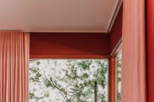 Le rose et le rouge associés en déco, on y croit !