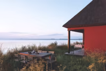 26 m2 de bonheur : le refuge nordique de deux artistes entre mer et forêt