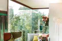 Take a line for a walk. Design Alfredo Häberli, 2003. Une bergère moderne, aux lignes nettes et masculines mais très confortable. Fauteuil et repose-pieds en mousse injectée à froid, avec structure interne en acier. Piètement en acier laqué et patins en PVC.