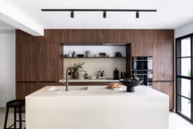 25 cuisines en bois foncé qui donnent envie de tout changer