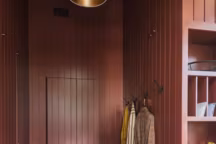 Comment adopter le burgundy, la couleur tendance de la saison ?