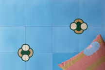 Le coloris Bleu ciel une touche de fraîcheur et d'élégance à cette création estivale qui célèbre l'artisanat local.