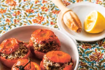 Un incontournable en été, les tomates farcies représentent un plat gourmand et complet (une recette issue du livre Aubergine, ricotta, thym & miel de Loulou Kitchen, Marabout).