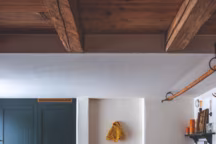 Une maison de mineurs transformée en un chalet de montagne chaleureux