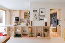 À Saint-Sébastien, une maison de 200 m2 rénovée avec du bois et des couleurs pop