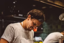 Avec l'envie de concrétiser sa passion pour la cuisine, Juan Arbelaez quitte la Colombie et passe du rêve à la réalité en entamant une carrière auprès de chefs renommés.