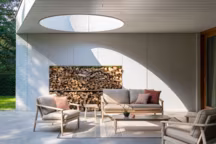 Un salon de jardin en bois à garder longtemps