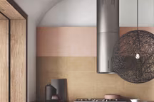 " Piece Sienna » (au mur) et " Piece Dark » (au sol), collection " Masterpiece »,
design Ferruccio Laviani, en grès cérame, inspirée par les surfaces minérales, 4 formats, 2 épaisseurs, 10 couleurs, Lea Ceramiche.