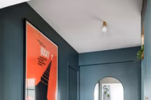 Entrée colorée avec banquette sur mesure. Réalisation Cavernadéco - Claudiana Fickat