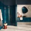 La tendance Aqua-mood définie par les experts du Cersaie évoque des tons allant du bleu pastel au bleu profond, ainsi que des teintes turquoise et vert d'eau, créant des effets visuels dynamiques qui rappellent les vagues.