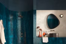 La tendance Aqua-mood définie par les experts du Cersaie évoque des tons allant du bleu pastel au bleu profond, ainsi que des teintes turquoise et vert d'eau, créant des effets visuels dynamiques qui rappellent les vagues.