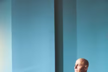 Le designer Martin Szekely, concepteur de la collection "Soleil» en bois de mélèze, sur un fauteuil aux lignes épurées et à l'assise confortable, qui résistera au temps.