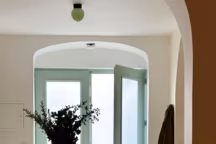 À Olhão, une maison de ville devient un refuge lumineux avec toit-terrasse