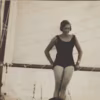 Ella Maillart porte déjà un maillot de bain en 1923, en balade sur Gipsy. Apparu vers 1920 à Deauville, le " maillot de bain d'une pièce et mi-cuisses » se popularise dans les années 1930.