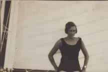 Ella Maillart porte déjà un maillot de bain en 1923, en balade sur Gipsy. Apparu vers 1920 à Deauville, le " maillot de bain d'une pièce et mi-cuisses » se popularise dans les années 1930.