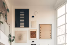 Une salle à manger minimaliste pour les amateurs d'art