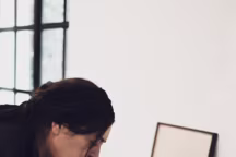 Portrait de l'artiste et l'illustratrice française Aurore de la Morinerie.