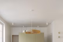 Un ancien atelier devient un duplex moderne aux accents scandinaves