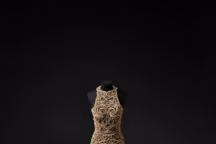 Franck Sorbier. Robe Larantuka, collection haute couture " Rien que du bonheur » 2008. Raphia, chanvre, macramé. Mucem, Marseille, Inv. 2022.9.1.