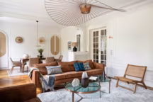 Moulures et esprit méditerranéen dans cet appartement parisien