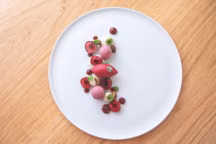 La Cerise, crème de pistache, billes de cerise et sorbet hibiscus.