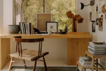 Installer un petit bureau près d'une fenêtre est toujours une bonne idée !