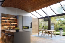 Une cuisine ouverte minimaliste et fonctionnelle