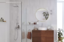 La taille optimale d'une douche italienne pour un quotidien confortable et une optimisation de l'espace est 90 x 120. Avec 140 ou 160, il y aura moins de projections.