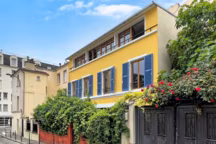 Une maison redessinée par la lumière sur les hauteurs de Ménilmontant