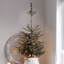Un décor blanc et chic avec un petit sapin minimaliste