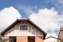 Cette extension latérale sur deux étages est née d'une volonté d'agrandir les espaces de vie et de créer de nouvelles chambres aux étages ; le challenge : créer un espace contemporain sans dénaturer l'aspect esthétique de la maison.