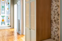 Un air de French Riviera souffle sur cet appartement haussmannien aux couleurs pastel