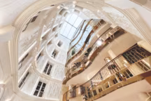 Imaginé dans l'esprit d'une cour intérieure parisienne, un atrium grand ouvert sur le ciel a été cré, permettant à la lumière naturelle de pénétrer dans les six niveaux du bâtiment, et de faire le lien entre les différents espaces.