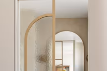 La porte vitrée à galandage est une bonne idée aussi pour la salle de bain, sensuelle à souhait !