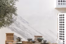 Une table en bois pour des repas chaleureux