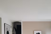 Dans l'entrée, les meubles évoluent souvent et il manque encore des rangements pour garder l'espace accueillant au quotidien.