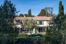 À Hyères, une maison de vacances reconstruite et agrandie