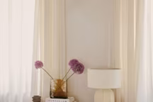 En photo : buffet Oxford. Bois d'ingénierie + peau de bois de frêne blond et cannage. 100 x 76 x 40 cm. 899 euros.