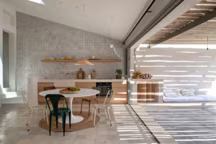 Cette réalisation exigeante ne s'adapte pas à toutes les configurations, mais elle peut être envisagée dès lors que les volumes s'y prêtent et que l'ouverture sur l'extérieur est suffisamment fluide.