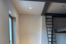 À Endoume, un studio vétuste se transforme en refuge chic pour voyageurs