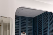 Dressing sur mesure avec des portes persiennes. Réalisation agence Bienvenues, Camille de Rafélis et Harmonie Moitry