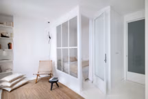 Petits espaces parisiens : comment la lumière et les rangements peuvent transformer un intérieur ?