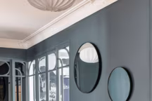 L'entrée étant très lumineuse, l'architecte d'intérieur Aurélie Delin a poussé ses clients a aller vers une teinte foncée.